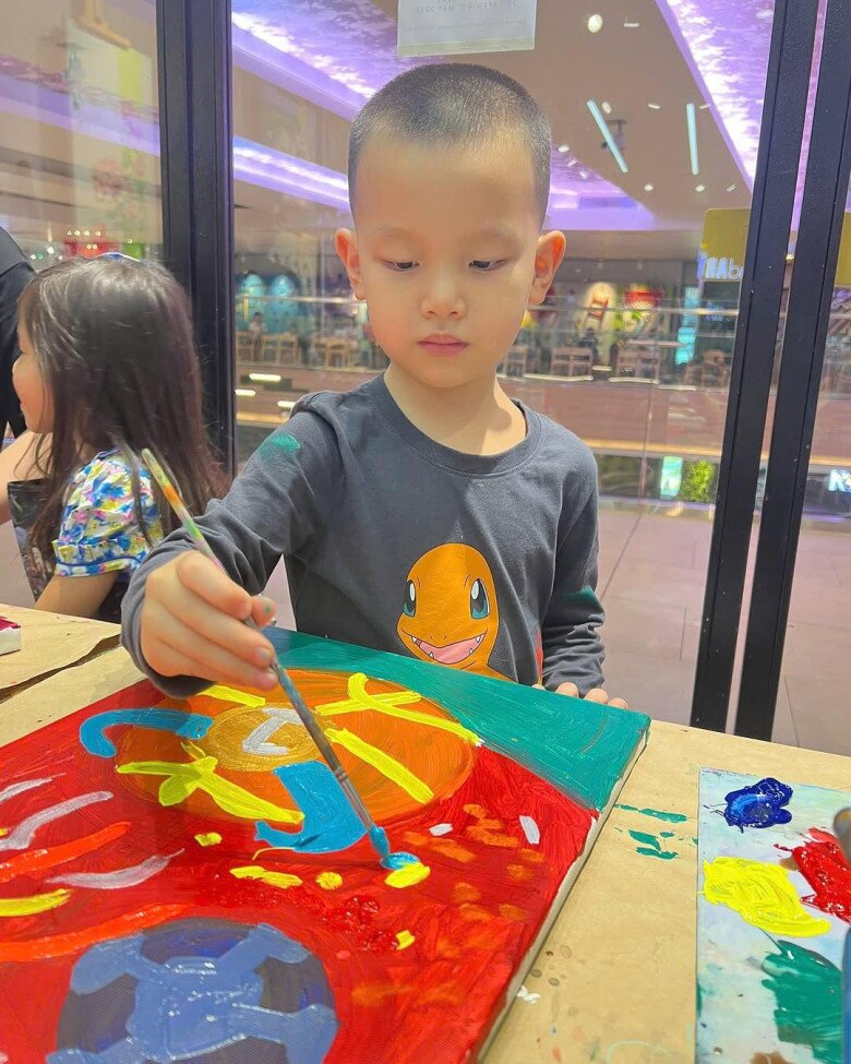 Bé Leon rất thích vẽ tranh.