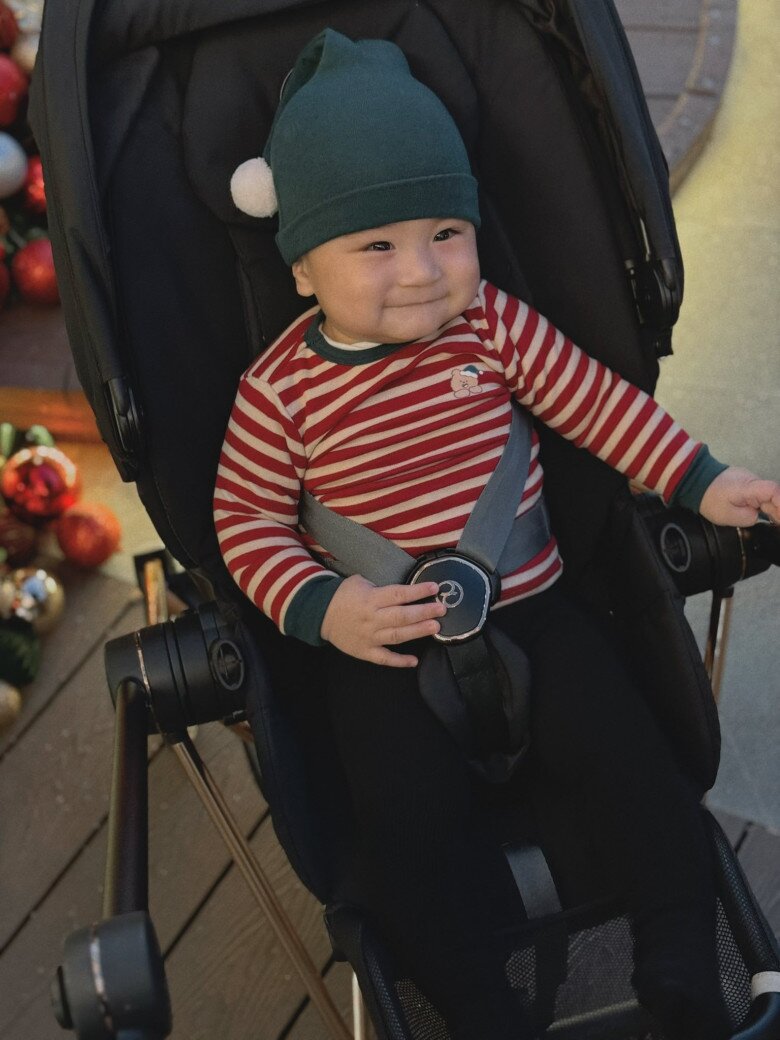 Bé Panda được mẹ lên đồ để đón Giáng sinh đầu tiên.