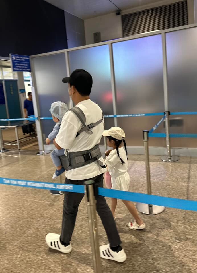 Bé Destiny và Hope đều quấn quýt với Trường Giang hơn là Nhã Phương.