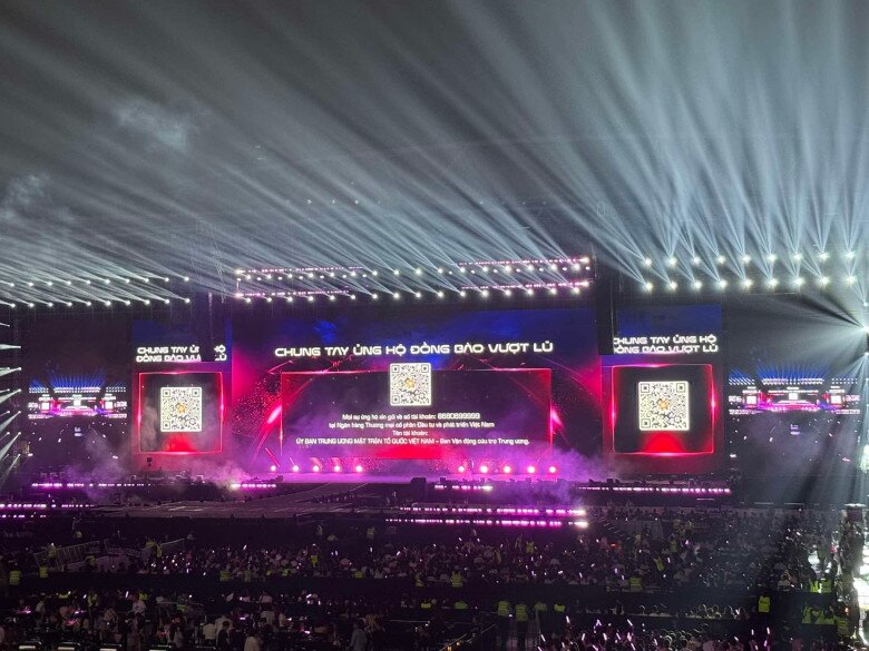 Ban tổ chức concert phát động quyên góp ủng hộ bà con vùng lũ ngay trên sân khấu.