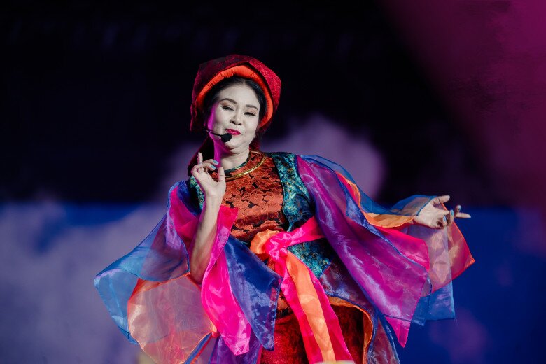 NSND Thanh Ngoan làm khách mời trong tiết mục “Duyên” của đội Phương Mỹ Chi, Lâm Bảo Ngọc.