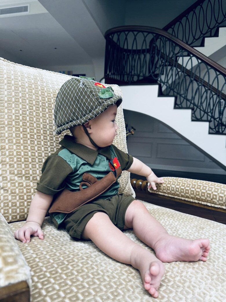 Cặp đôi giữ kín thông tin về tên gọi, hạn chế đăng tải hình ảnh của quý tử lên mạng xã hội.