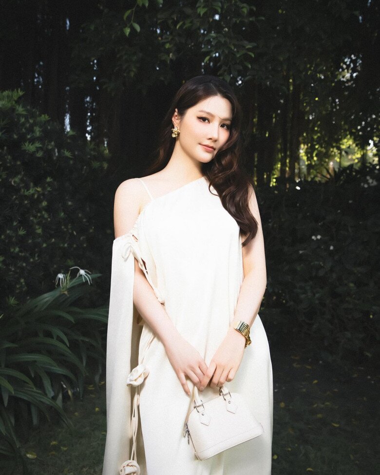 Nữ diễn viên 9X dần quay lại với một số hoạt động giải trí sau khi sinh con đầu lòng.