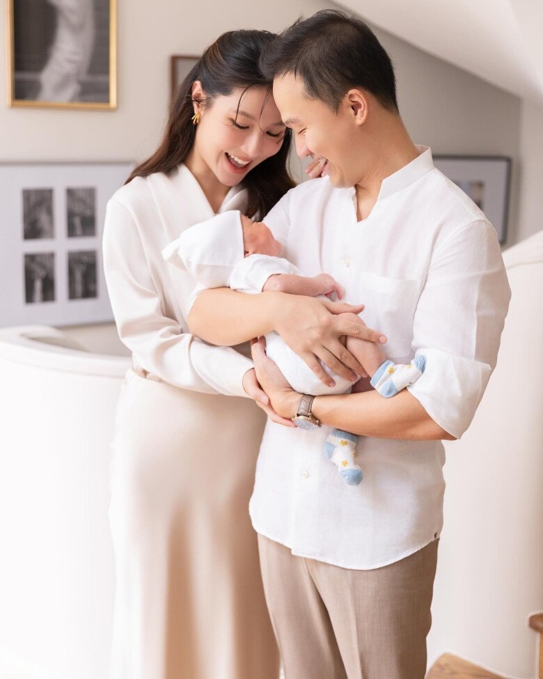 Người đẹp được ông xã động viên, chủ động san sẻ việc chăm con.