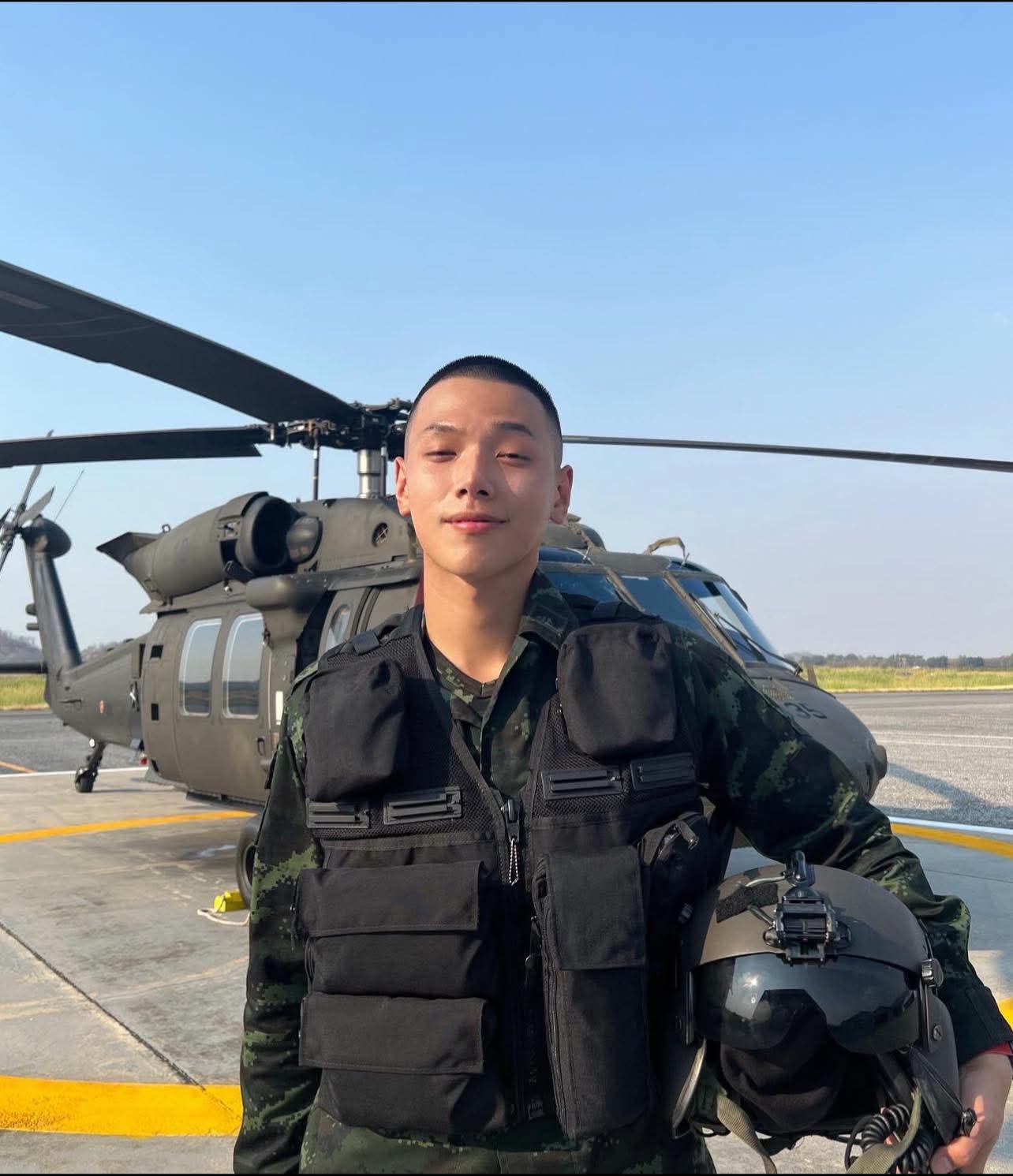 Daou tham gia nghĩa vụ quân sự khi sự nghiệp mới chớm nở.