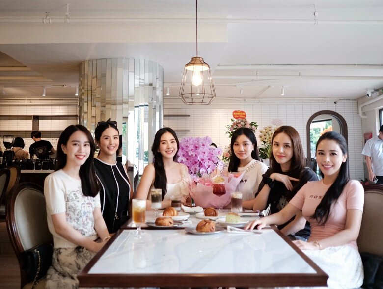 Bạn bè của Mai Ngọc về Bắc Ninh vui chơi.