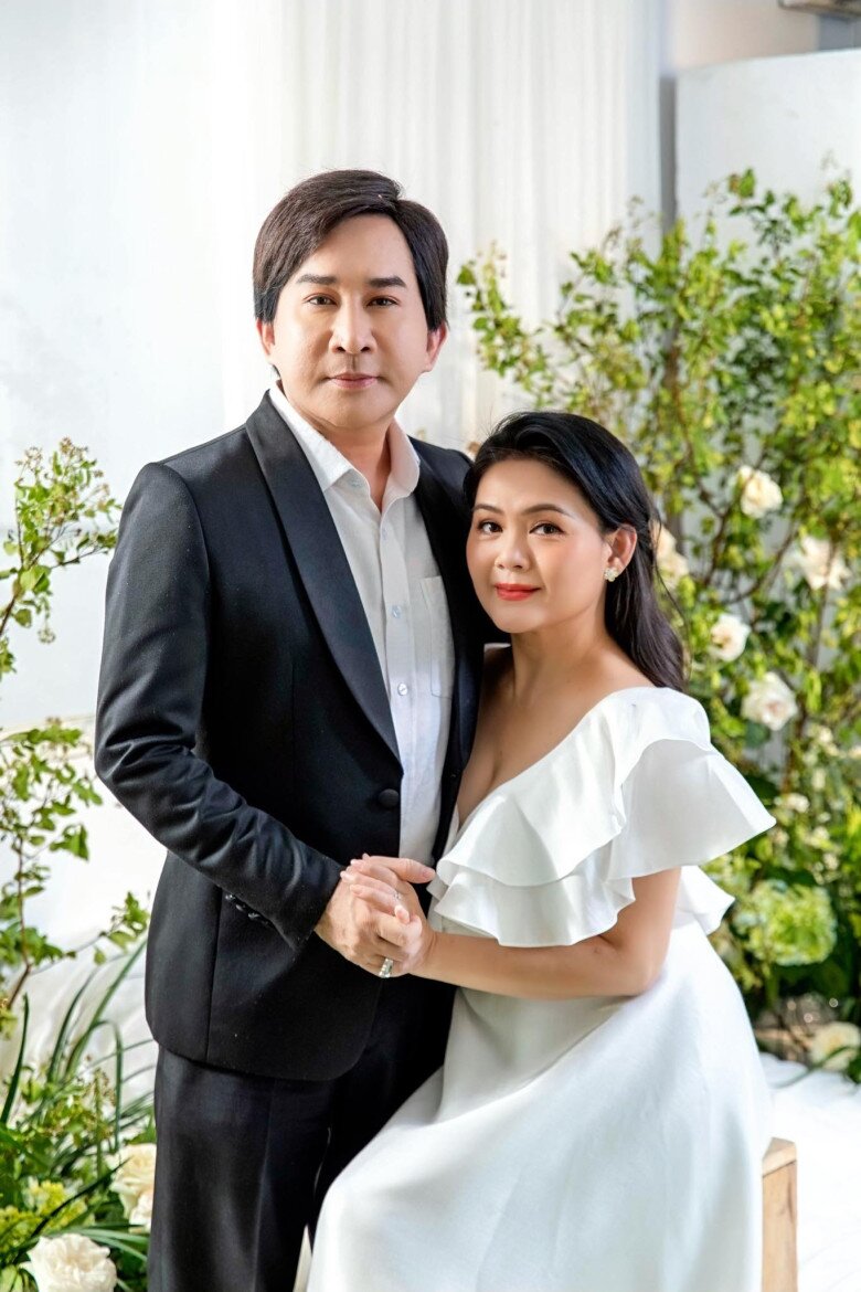 NSƯT Kim Tử Long có cuộc sống hạnh phúc bên bà xã kém 11 tuổi.