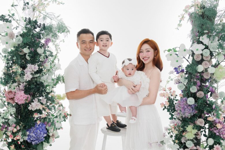Gia đình hạnh phúc của Chi Bảo và vợ kém chục tuổi.