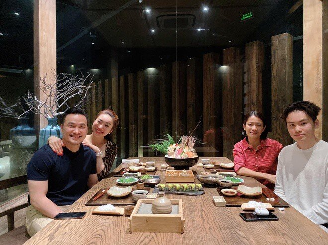 Mẹ ruột của Gia Cát cũng thân thiết với Lý Thùy Chang.