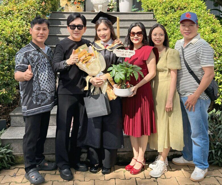 Gia đình đến chúc mừng ngày vui của con gái NSƯT Kim Tử Long.