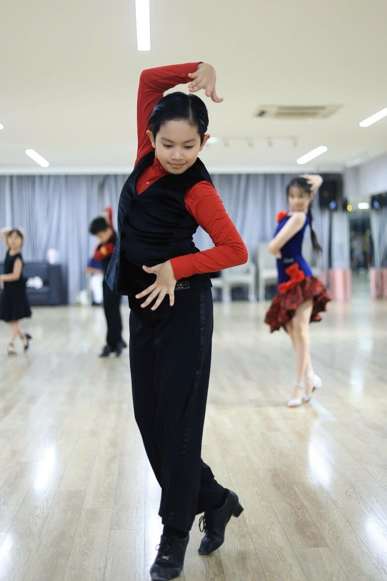 Con trai đầu lòng của Khánh Thi và Phan Hiển “nối nghiệp” thi đấu dancesport từ bố mẹ.