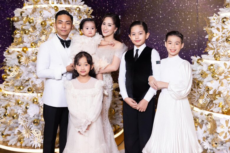 Vợ chồng Khánh Thi và Phan Hiển thường xuyên khoe con trên mạng xã hội.