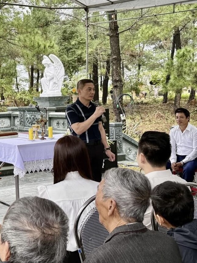 Vợ chồng Đỗ Thị Hà và Viết Vương tháp tùng doanh nhân Viết Hải đi làm thiện nguyện ở quê Quảng Trị.