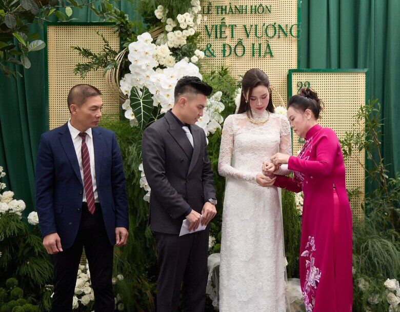 Mẹ chồng Hoa hậu Đỗ Thị Hà trao vàng cho nàng hậu trong đám cưới.