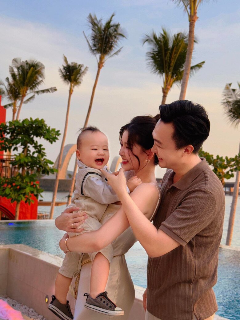 Vợ chồng Hoa hậu Lê Âu Ngân Anh thường chia sẻ những hình ảnh của quý tử lên mạng xã hội.