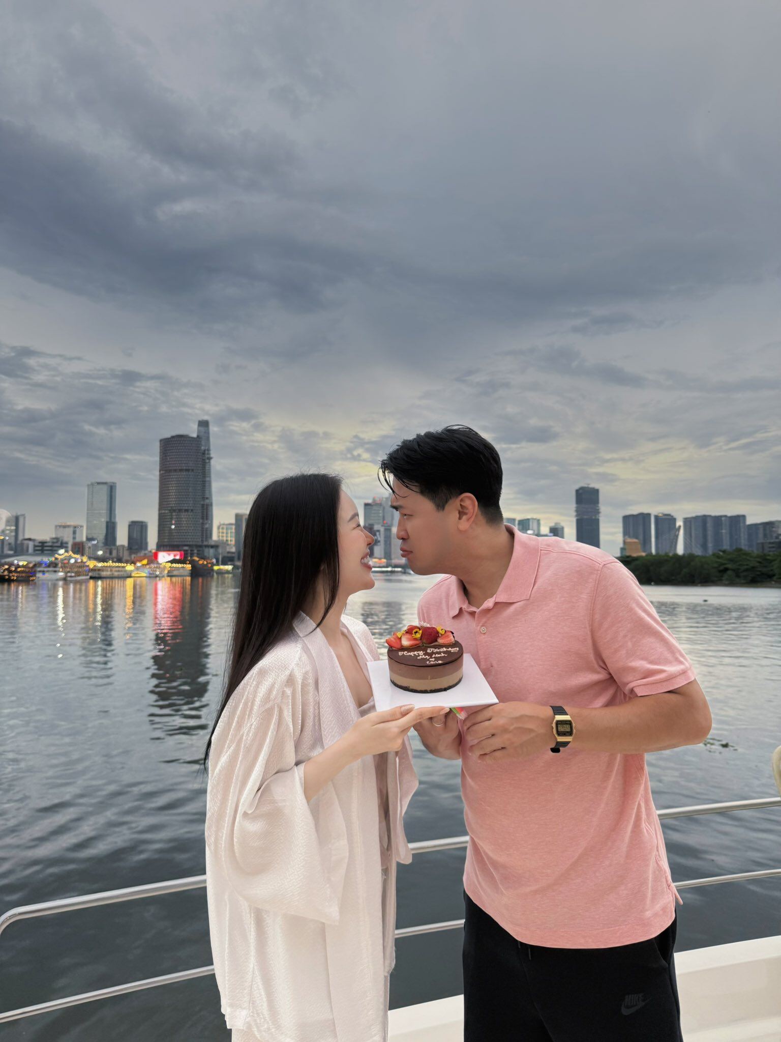 Người đẹp được ông xã truyền dạy nhiều kinh nghiệm trong công việc.