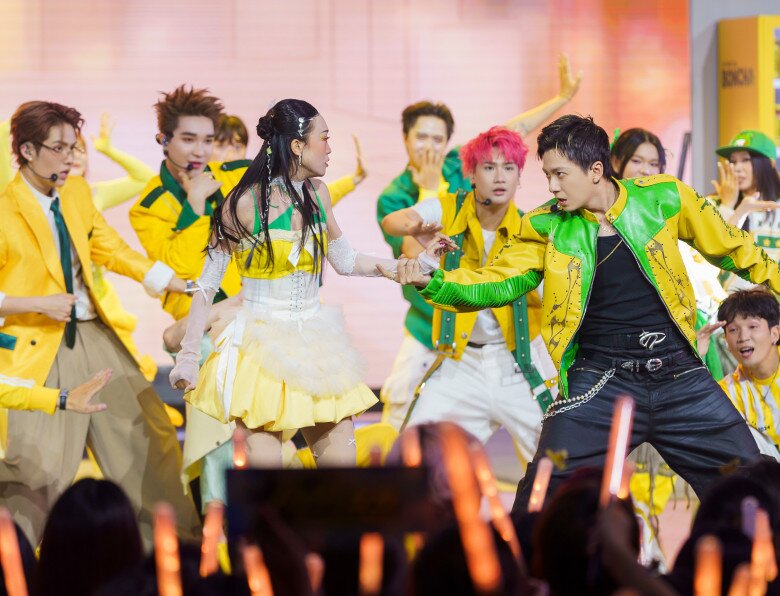 Đội CONGB phủ vàng sân khấu với giai điệu vui tươi.