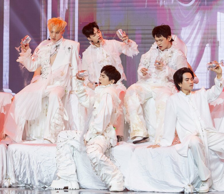 Sân khấu đầy quyến rũ của đội Negav.