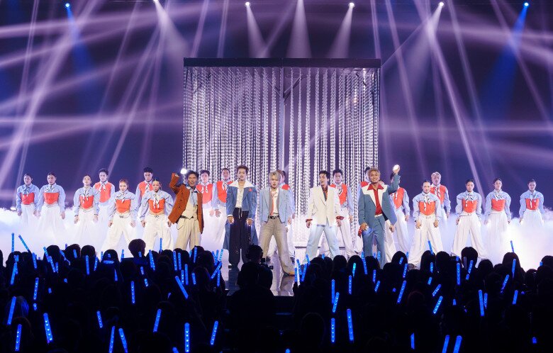 Đội buitruonglinh ra sân lượt thi thứ 2 bằng sân khấu đầy năng lượng.