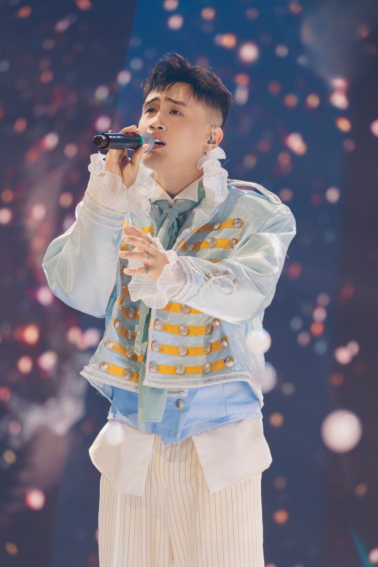 Hustlang Robber khiến khán giả bất ngờ bởi giọng hát trầm ấm.