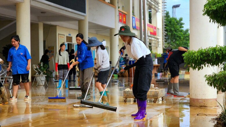 Nàng hậu sinh năm 2003 bị một số khán giả chỉ trích đến Thái Nguyên để “làm màu”.