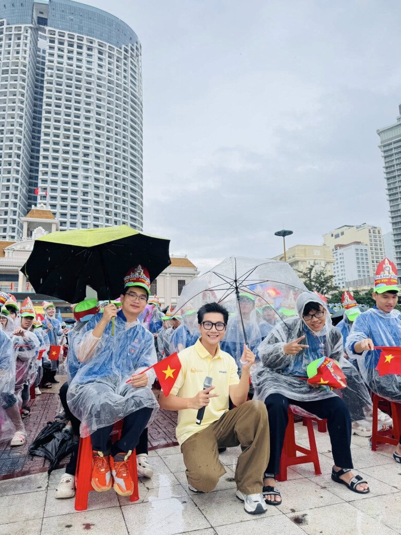 MC Công Tố đội mưa dẫn chung kết, được khen ngợi hết lời.