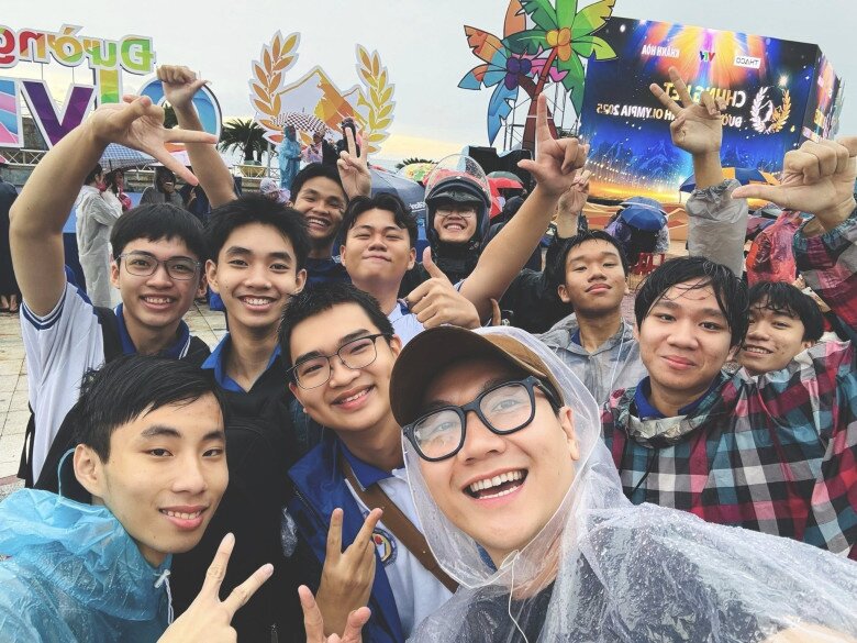 Dù điều kiện thời tiết không thuận lợi, song nam MC vẫn cố gắng hoàn thành nhiệm vụ.