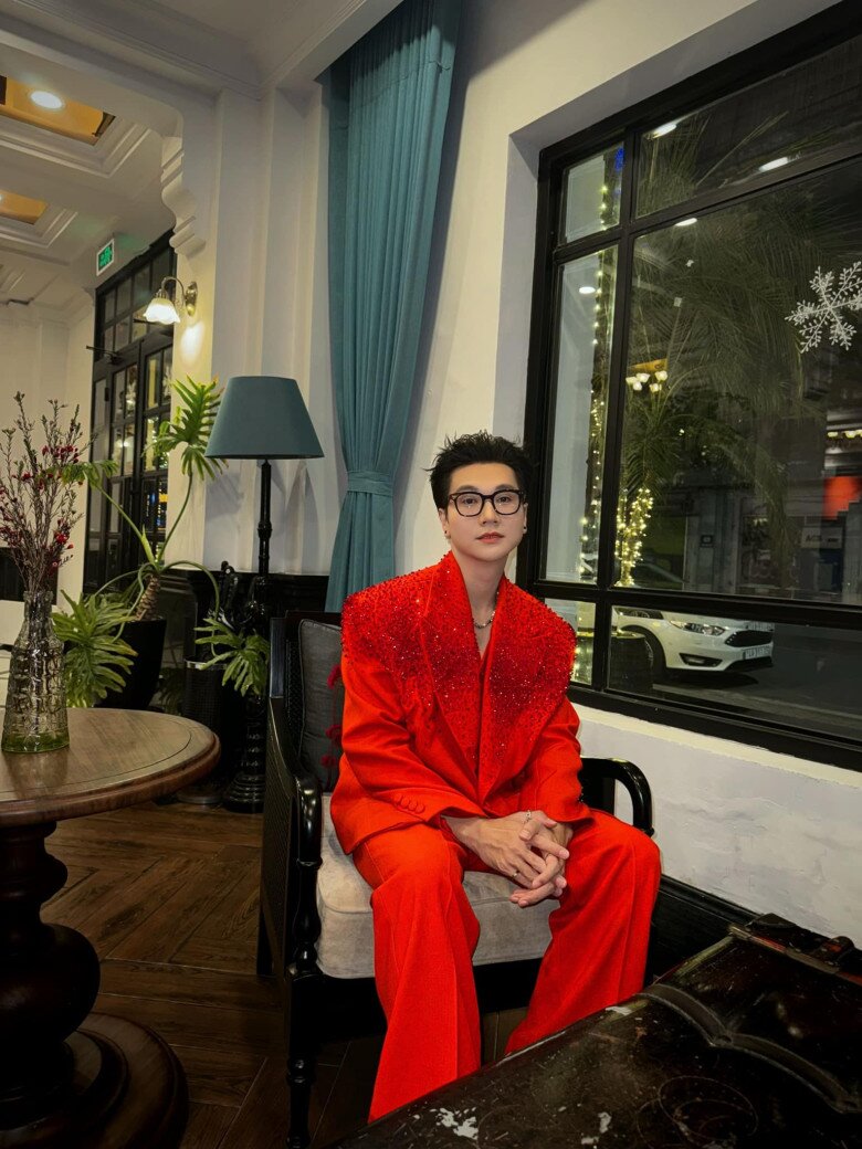 Nam MC cố gắng giữ sự cân bằng về cảm xúc, nỗ lực vượt qua khó khăn.