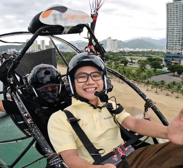 MC Công Tố “gây bão” mạng xã hội bởi màn bay dù lượn dẫn chung kết “Đường lên đỉnh Olympia 2025”.