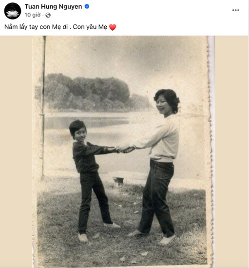 Tuấn Hưng đăng bức ảnh xúc động với dòng chữ: Nắm lấy tay con mẹ ơi!.
