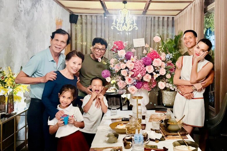 Gia đình Hồ Ngọc Hà quây quần hạnh phúc trong dịp sinh nhật bà Ngọc Hương. 