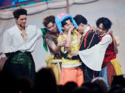 "Anh trai say hi" tập 8: Đội CONGB lội ngược dòng chiến thắng, 5 cái tên "mờ nhạt nhất" chương trình bị loại