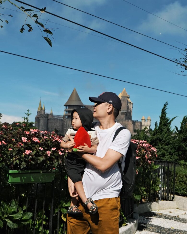 Doanh nhân Quốc Bảo luôn cố gắng dành thời gian phụ Minh Hằng chăm con.