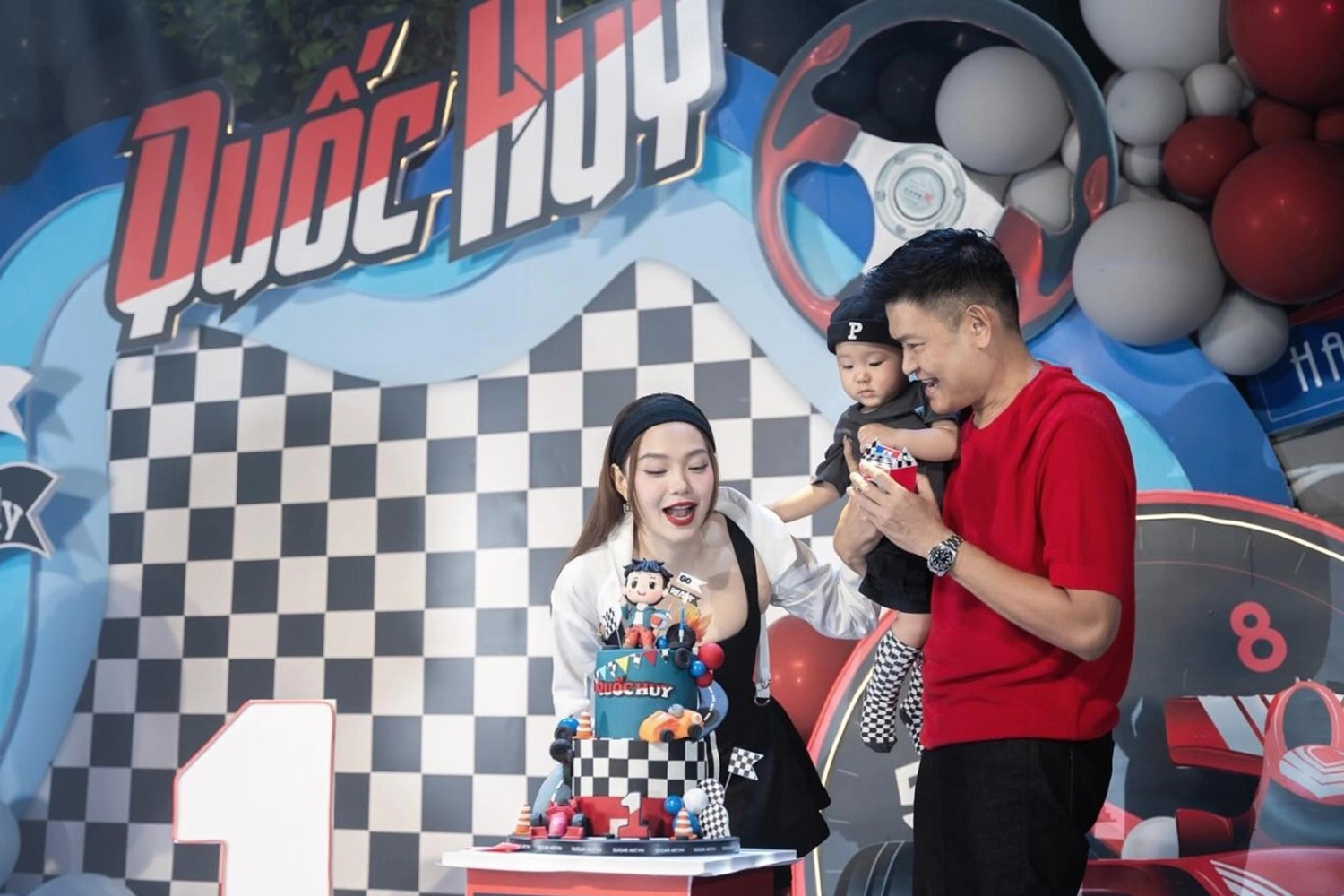 Gia đình hạnh phúc của Minh Hằng và chồng doanh nhân nghìn tỷ.