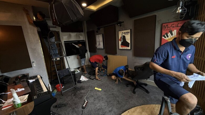 Hiện tại, gia đình Phạm Trưởng đang khẩn trương dọn dẹp nhà cửa.