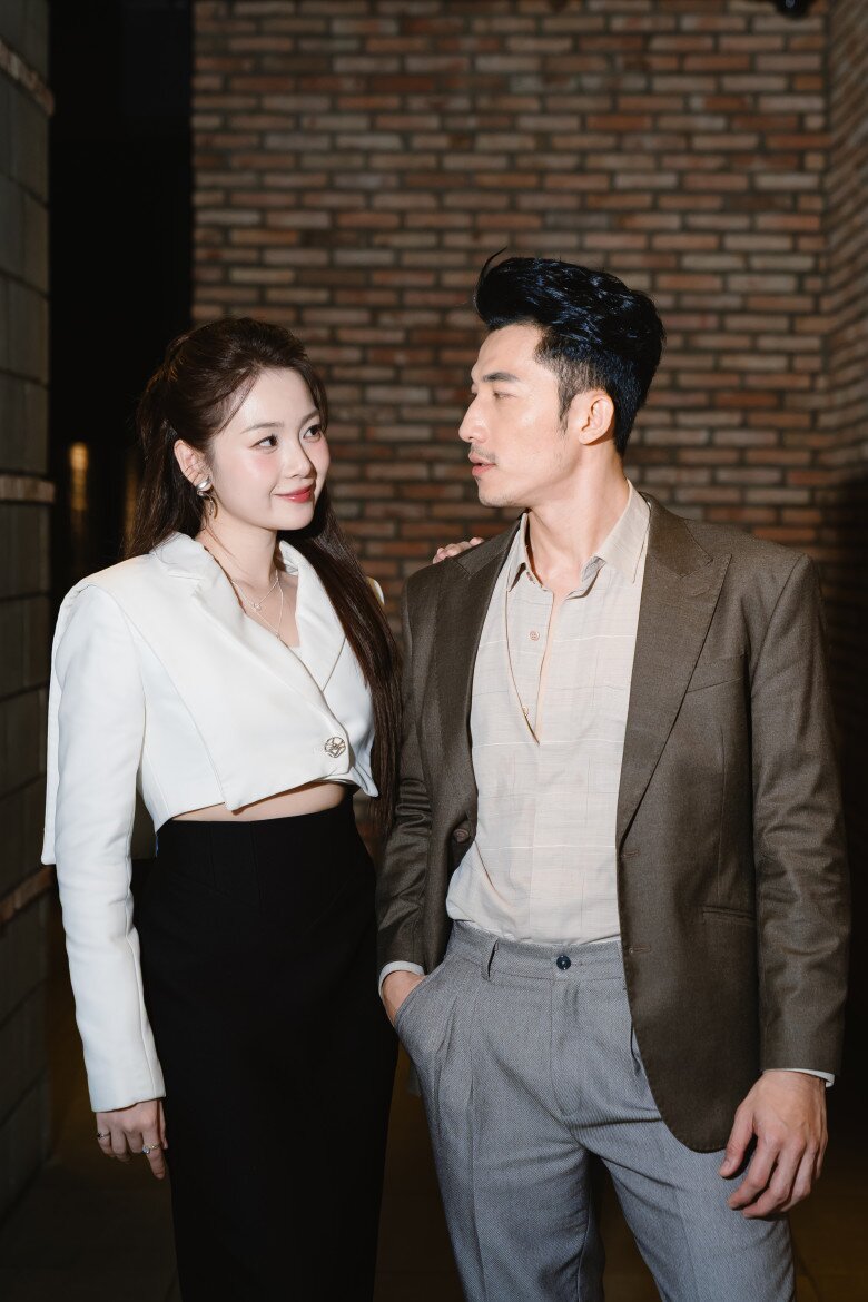 Cả 2 khẳng định tách bạch giữ công việc và cuộc sống, không có “phim giả tình thật”.