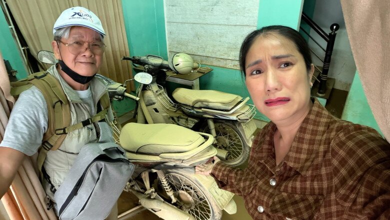 Cảnh tượng bùn đất đầy trong nhà khiến nữ nghệ sĩ phải “than trời”.