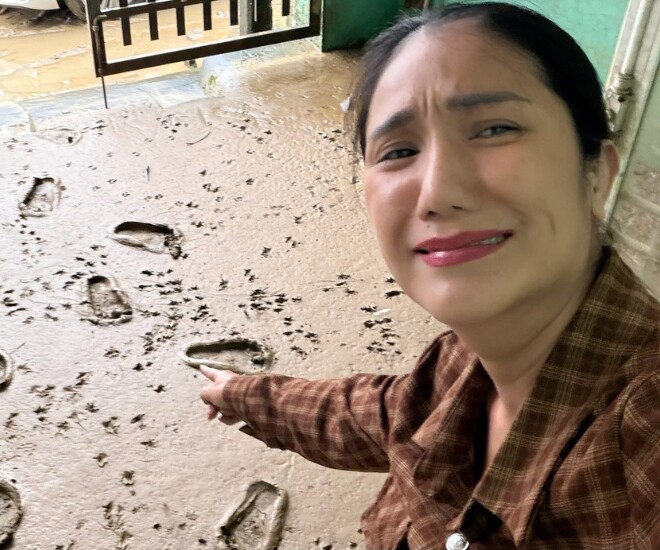 Nhà NSƯT Cát Tường ở Huế bị ngập do lũ, nước rút để lại bùn đất.