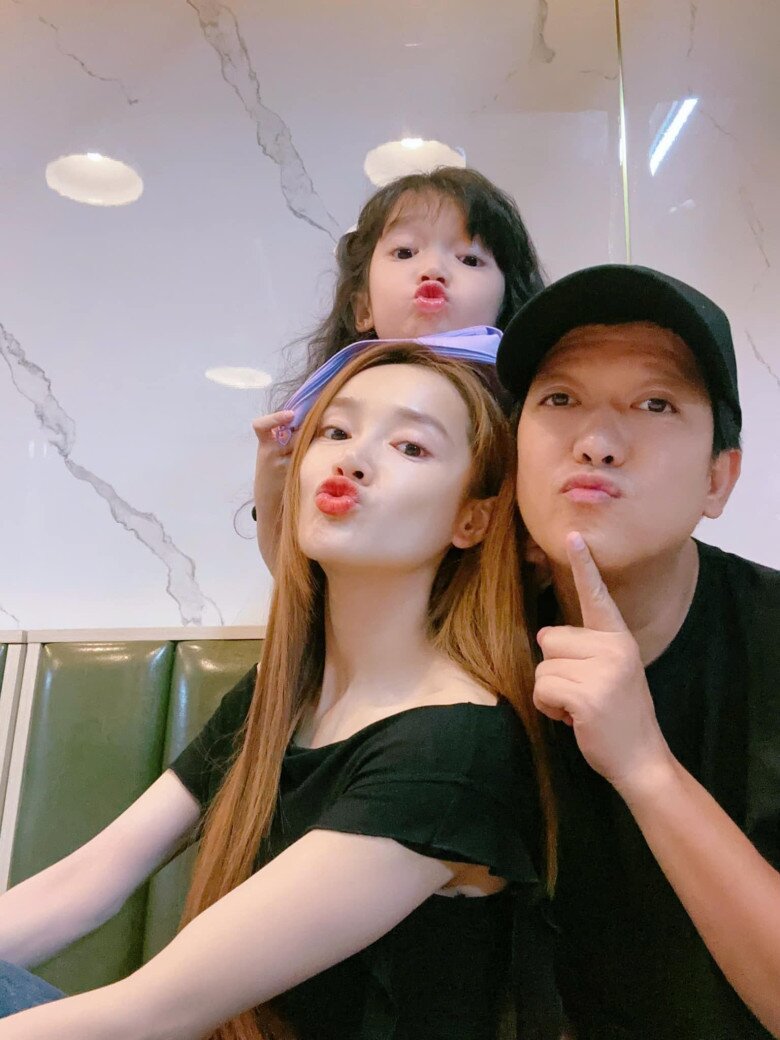 Con gái đầu lòng xinh xắn và đáng yêu của cặp đôi.