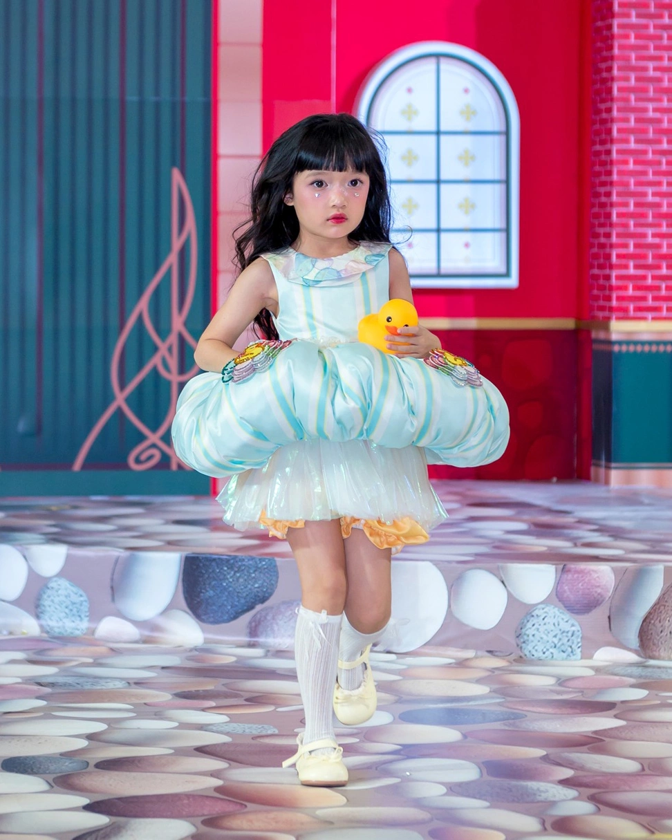 Bé Destiny thừa hưởng nhan sắc xinh đẹp của mẹ, catwalk trong 1 sự kiện thời trang.