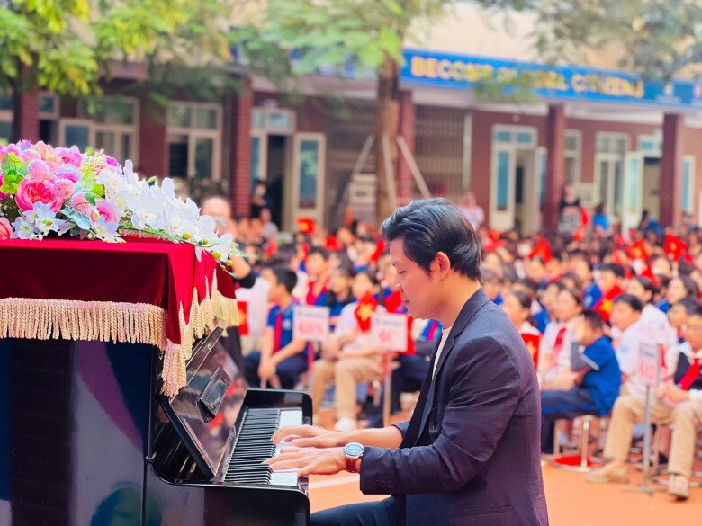 Nam nhạc sĩ từng tham gia biểu diễn, giao lưu ở nhiều trường học.