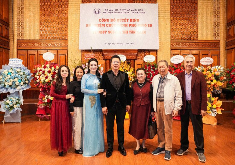 Dàn nghệ sĩ nổi tiếng đến chúc mừng NSƯT Tân Nhàn nhận học hàm.