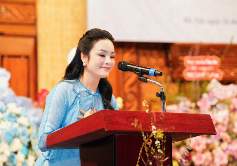 NSƯT Tân Nhàn xúc động trong buổi lễ.