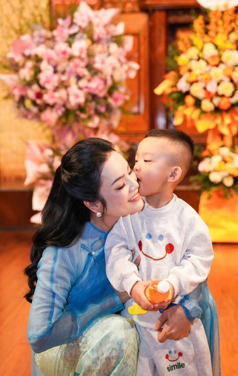 Con trai út của NSƯT Tân Nhàn đến buổi lễ chúc mừng mẹ.