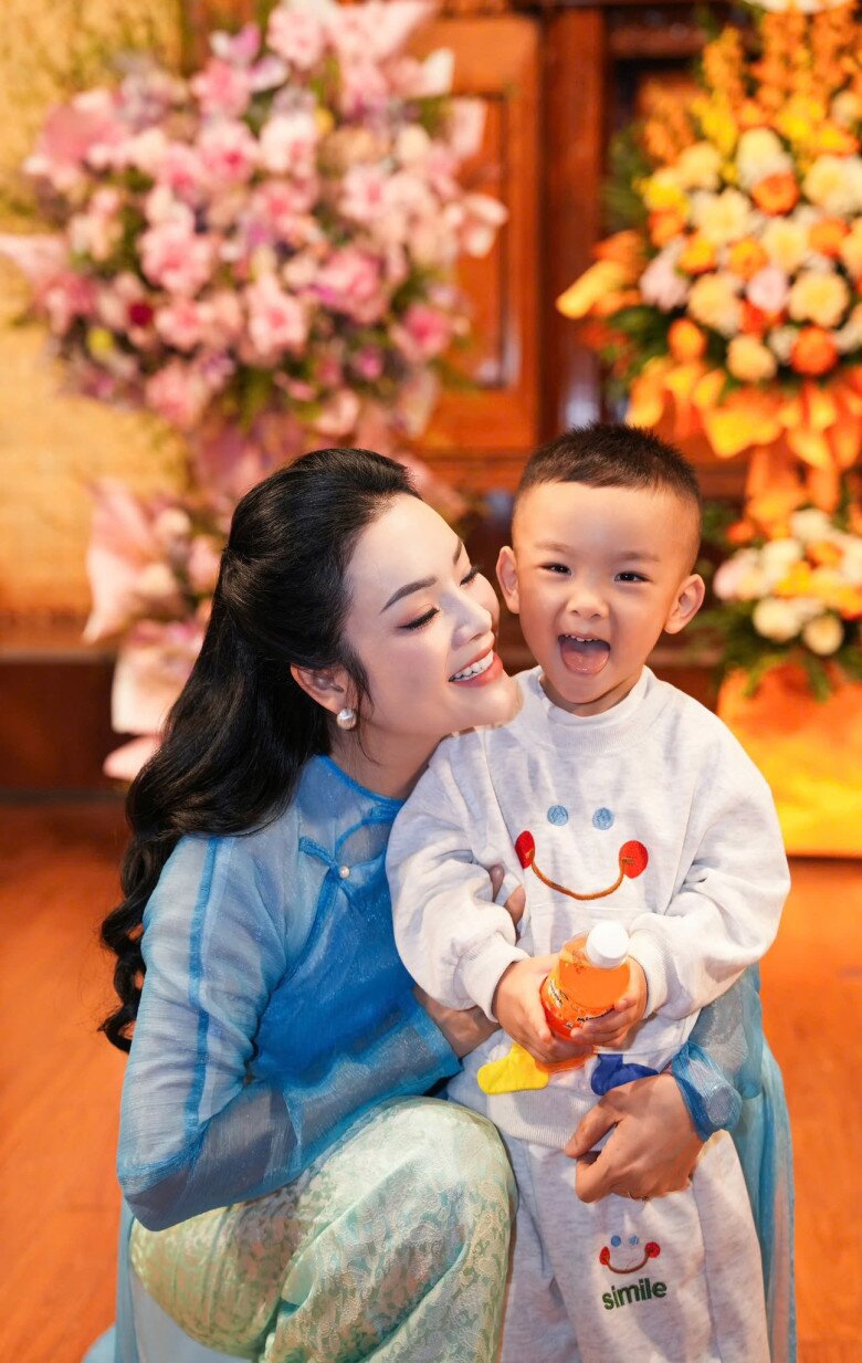 Quý tử nhà NSƯT Tân Nhàn rõ nét tuấn tú, thừa hưởng nhiều nét đẹp từ mẹ.