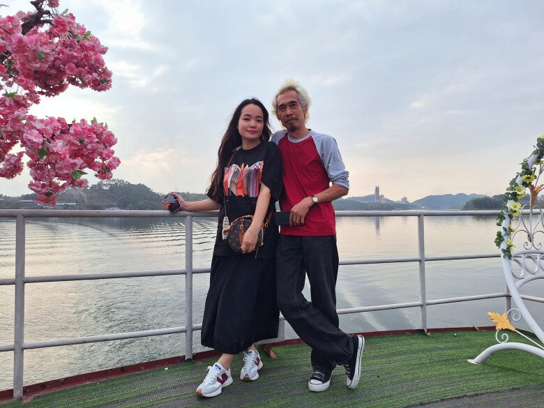 NSƯT Phú Đôn khiến dân tình ngưỡng mộ bởi cuộc sống gia đình êm ấm, hạnh phúc.