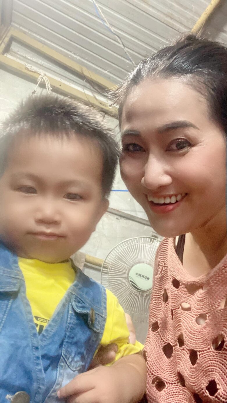 Vũ Trâm Anh thường xuyên chia sẻ những hình ảnh của quý tử lên mạng xã hội, nhắn nhủ con trai đừng buồn mẹ.