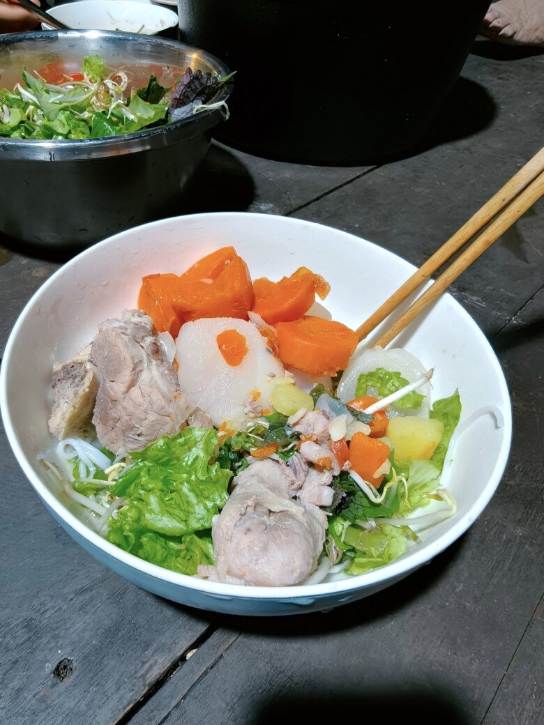 Nhiếp ảnh gia Tuấn Khôi khoe món bún do mẹ vợ nấu.