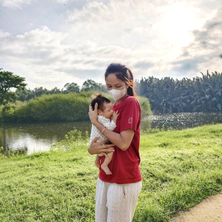 Hoa hậu H’Hen Niê đầy tích cực và hạnh phúc trong hành trình lần đầu làm mẹ.