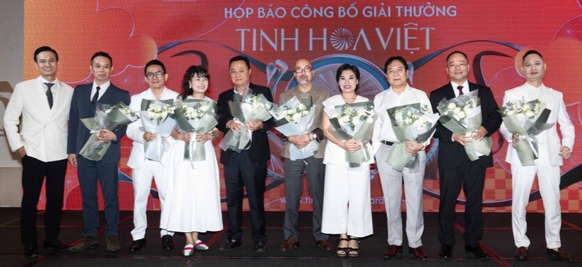 amp;#34;Phu nhân hào mônamp;#34; Midu diện áo dài giản dị, U40 không ngại đọ sắc cùng Hoa hậu Việt Nam - 6